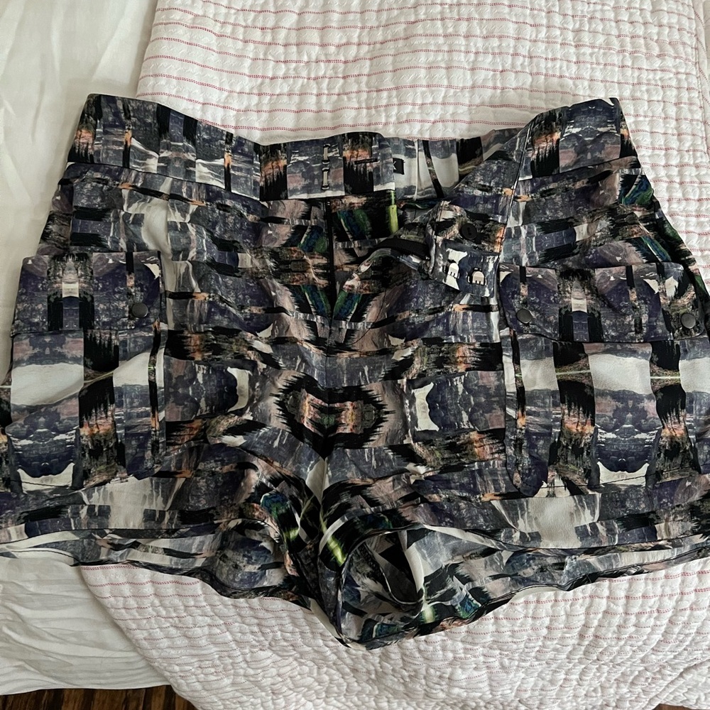 Intermix Shorts, size small